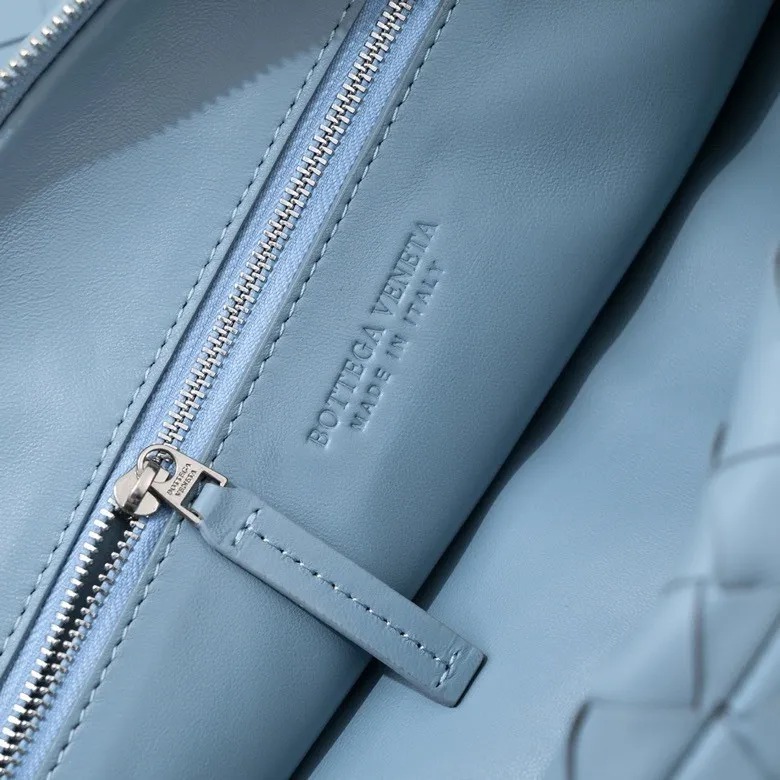 Batch 1860 large Jodie handbag, new arrival in early spring#, cool style, retro style, full of vitality, free and easy, distinctive personality brings multi-layered charm to daily wardrobe~ 🔝The soft and flowing fabric conveys a soft touch# A relaxed and comfortable feeling is newly interpreted in the silhouette· Croissant woven sheepskin Size: width 40 height 48 thickness 16 [6698#]